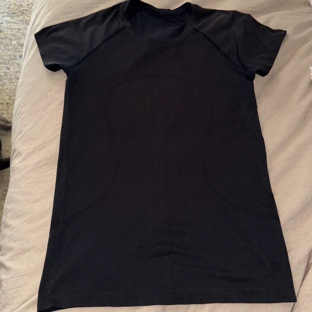 Lululemon Swiftly Tech Short-Sleeve Shirt 2.0
Size 6
